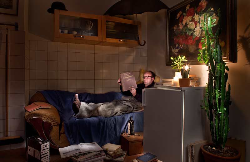 mann liest sexualbuch man is reading book about sex